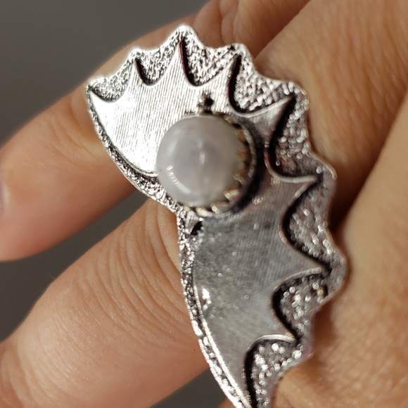 Moonstone bat ring - Picture 2 of 8